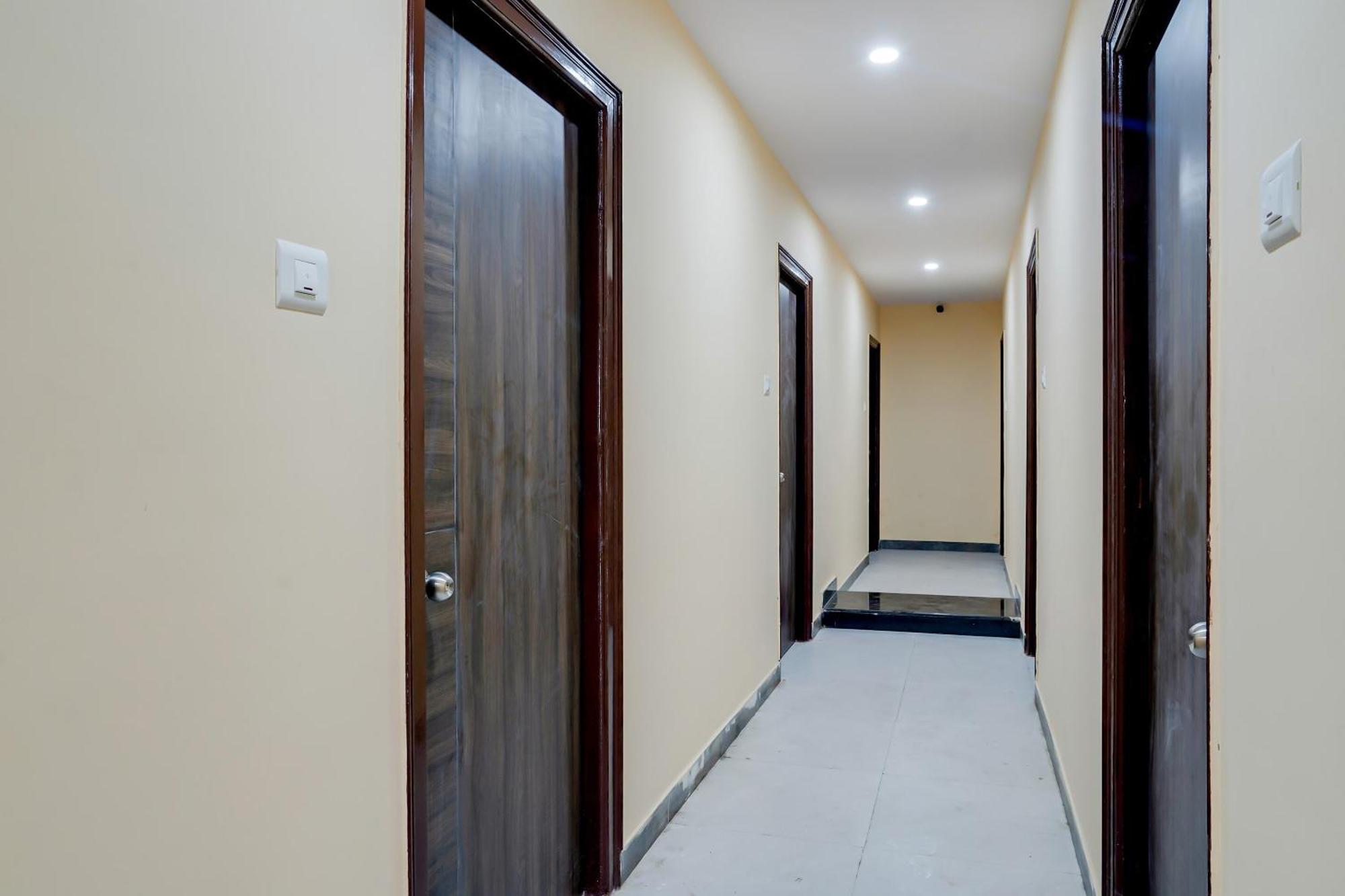 Oyo28124阿丽基雅公寓 Sururnagar 外观 照片