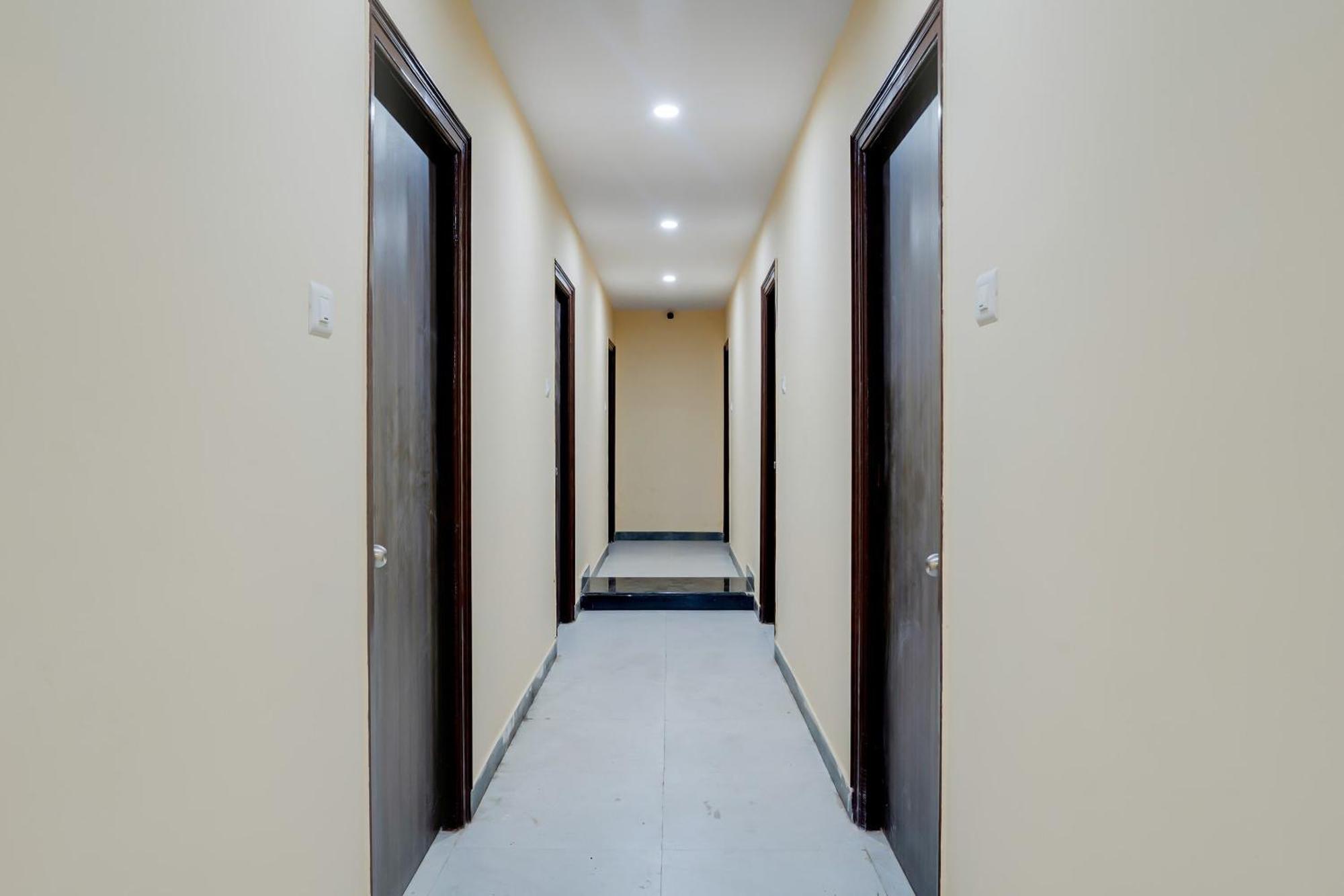 Oyo28124阿丽基雅公寓 Sururnagar 外观 照片